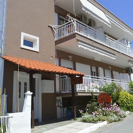Giannas House Aparthotel Sarti Esterno foto