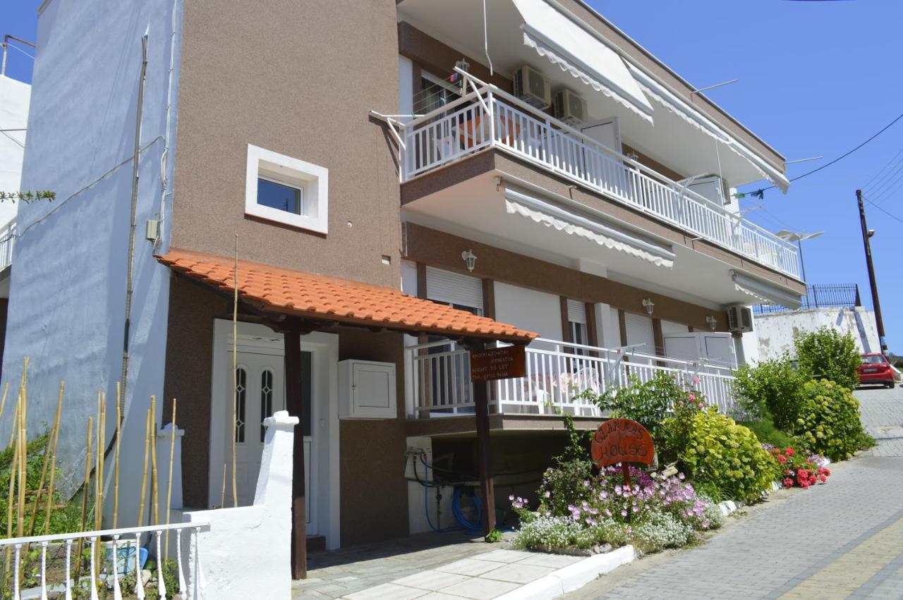 Giannas House Aparthotel Sarti Esterno foto